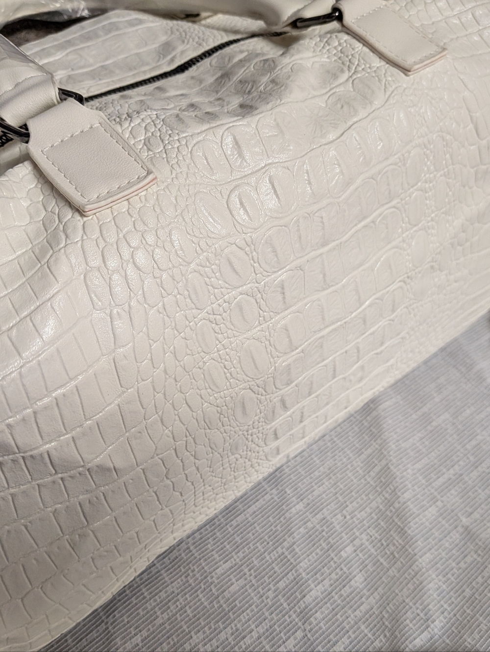 Chic White Alligator Embossed Weekender Bag | Chunky Chain Strap & Crossbody NWT - Picture 2 of 8